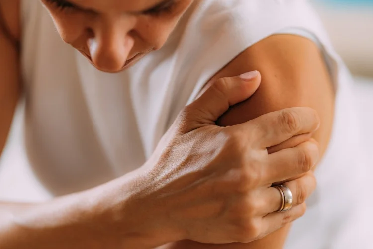 woman with shoulder pain