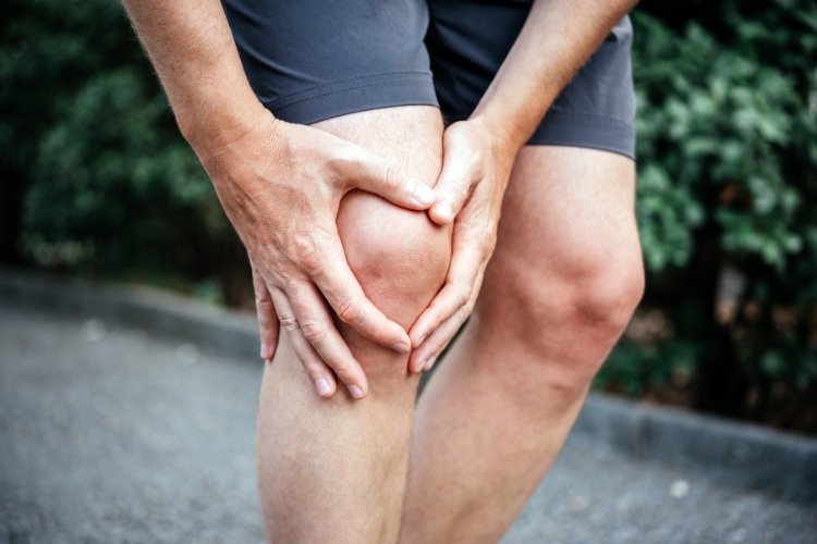 man with sudden pain in the knee