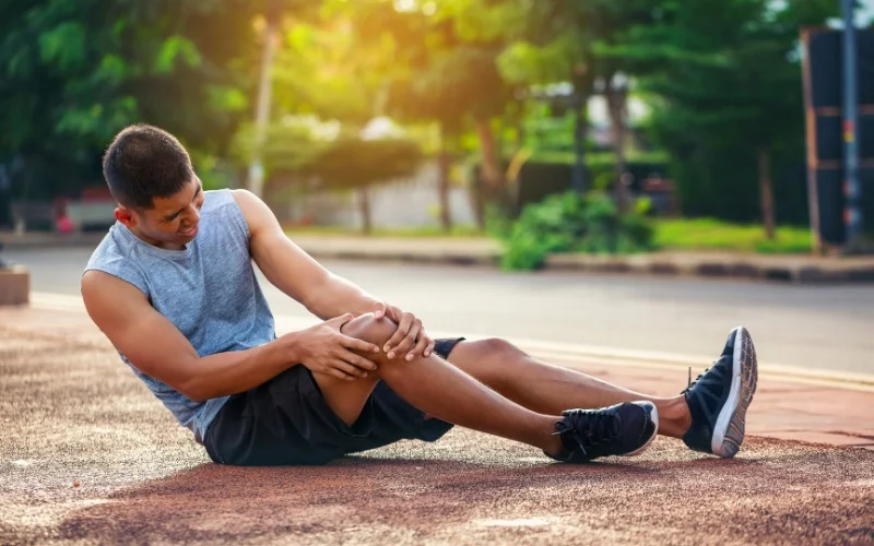 man holding knee in pain