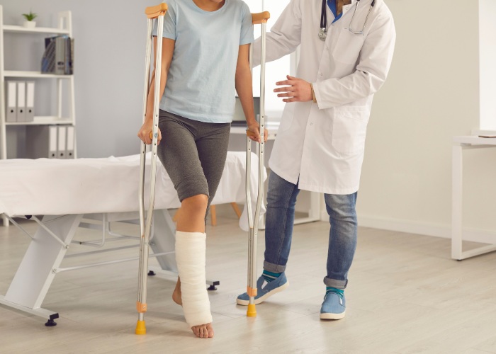 woman with leg in cast having physical therapy