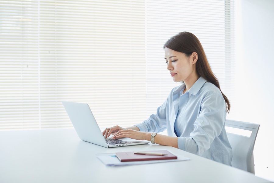 woman working on her mac